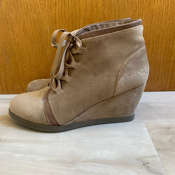 MADDEN GIRL • “Dukkee” Faux Suede Lace Up Wedge Ankle Boots - Size 8.5 - Picture 4 of 16